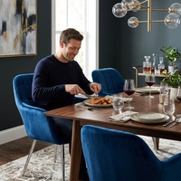 Chaise de salle à manger moderne avec accoudoirs en velours et pieds en métal argenté poli pour la décoration de la maison, du restaurant et de l'hôtel