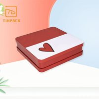 Boîte en métal carrée rouge avec un design romantique en forme de cœur pour la Saint-Valentin, pour chocolats, bonbons et biscuits