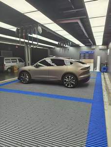 Modulair Plastic Vloertegels Antislip Klikvergrendelsysteem Modern Ontwerp Voor Professionele Autowasstraat Werkplaats Voertuig - Product Image 4