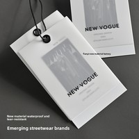 Étiquettes suspendues personnalisées en PP imperméables et indéchirables pour vêtements, chaussettes, chaussures, avec impression de logo, faible MOQ, livraison rapide, durables, pour l'étiquetage des prix de vêtements