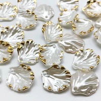 Breloques en acrylique en forme de feuille, pendentifs coquillages nacrés 15x17mm avec bord doré pour la fabrication de bijoux DIY, vente en gros directe usine