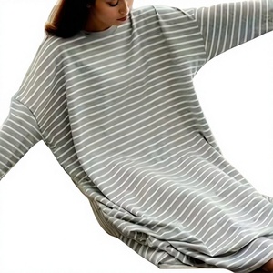 T-shirt ample à manches longues et col rond rayé pour femme, personnalisable avec des plumes, toutes saisons, 100% coton, séchage rapide, écologique - Product Image 1