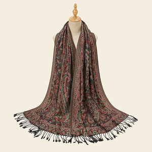 Châle modeste en jacquard Paisley à franges, écharpe longue tissée ethnique vintage, hijab chaud d'hiver pour femmes musulmanes à porter en extérieur - Product Image 3