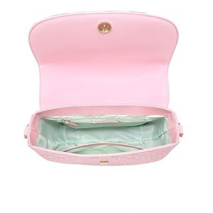 Sac à bandoulière pour femme en nylon vegan PU, avec logo personnalisé en relief, fabriqué en usine BSCI, luxe, pour femmes. - Product Image 4
