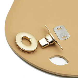 Kit per la Creazione di Borse in Pelle, Set da 3 Pezzi Fai da Te in Similpelle per Borsa Zaino con Fondo Borsa <span class=keywords><strong>Tracolla</strong></span> e Patta di Copertura - Product Image 4