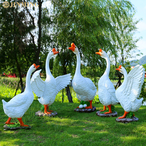 Una grande scultura d'<span class=keywords><strong>oca</strong></span> nel cortile di una fattoria, una scultura d'<span class=keywords><strong>oca</strong></span> <span class=keywords><strong>bianca</strong></span> in un giardino rurale e una scultura d'<span class=keywords><strong>oca</strong></span> simulata - Product Image 2