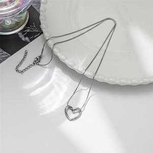 Collier populaire en acier inoxydable plaqué or 18 carats, anti-ternissement, avec pendentif cœur creux et chaîne à maillons, couleur argent/or pour femme - Product Image 5