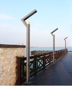 Lampadaire de jardin LED extérieur moderne, corps en laiton, IP65, 2700K, blanc chaud doux, détecteur de mouvement, alimenté par énergie solaire, garantie 10 ans - Product Image 1