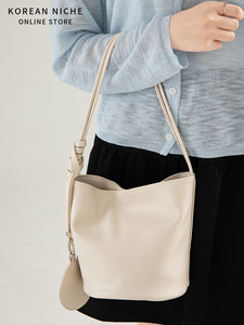 Sac seau décontracté et élégant pour femme, nouveau design de niche, polyvalent, de haute qualité, avec décorations, vente en gros - Product Image 5