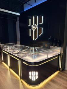 ตู้โชว์กระจกสั่งทำพิเศษสำหรับร้านขายเครื่องประดับหรูหรา - Product Image 2