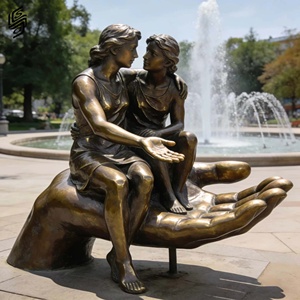 Escultura de Bronce a Gran Escala Personalizada <span class=keywords><strong>para</strong></span> Exteriores con una Gran Mano Sosteniendo una Figura Sentada de una Persona - Product Image 5