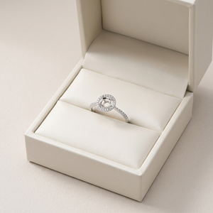 Anillo de compromiso clásico de alta calidad en oro blanco de 18K con diamantes naturales de media eternidad sin la piedra principal para boda de mujer. - Product Image 5