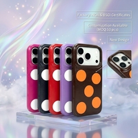 Étui de téléphone en PU grainé effet vieilli avec patchs à pois cousus, cadre de caméra surélevé et boutons métalliques indépendants pour iPhone 17 Pro Max
