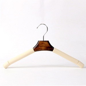 Présentoir avec logo personnalisé par sublimation pour magasin de vêtements Crochet en métal antidérapant Cintres en bois pour costume et manteau - Product Image 5