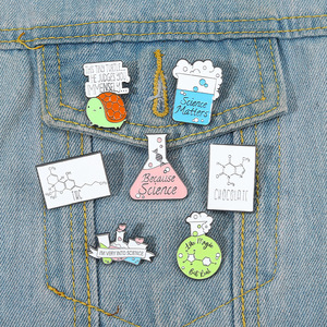 Épingles métalliques créatives et personnalisées d'élément chimique avec des badges créatifs d'accessoires de porte-clés de personnages de dessins animés - Product Image 4