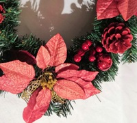 Karangan Bunga Natal Artifisial Grosir dengan Poinsettia Merah, Buah Pinus, Buah-buahan, dan Hiasan Bola untuk Dekorasi Pintu Depan saat Liburan