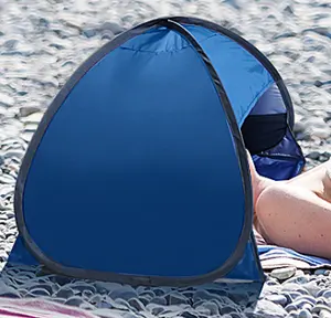 Tenda pantai peneduh matahari portabel, tenda berkemah luar ruangan naungan matahari dengan sekop pasir