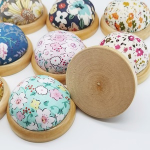Madeira maciça DIY Agulha Almofada Cores Misturadas Floral Impresso Agulha Pin Almofada Titular DIY Artesanato Ferramenta Costura Needlework - Product Image 3