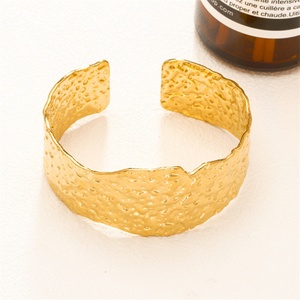 Pulseras de Acero Inoxidable Chapadas en Oro, Personalizadas al por Mayor, con Diseño Irregular y Grueso - Product Image 5