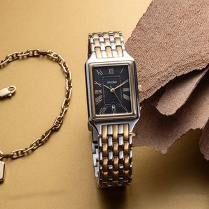 Reloj de pulsera para mujer de acero inoxidable de dos colores con indicador de fecha de tres agujas y marcadores de hora con números romanos simulados - Product Image 1