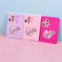 Cahier mignon en peluche à paillettes LOVE pour filles Design de couleurs assorties Portable avec journal pratique et couverture en tissu imprimé coeur secret