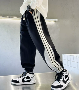 Nuovi <span class=keywords><strong>Pantaloni</strong></span> Casual da <span class=keywords><strong>Ragazzo</strong></span> 2025 con Strisce Laterali in Maglia Traspirante, <span class=keywords><strong>Pantaloni</strong></span> Sportivi alla Moda per Adolescenti, Nero e Grigio - Product Image 4