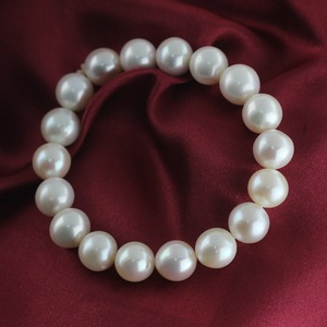 Bracelet en fil élastique avec perle d'eau douce, simple et pratique à porter, accessoire de bijoux - Product Image 1