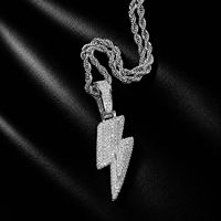 Collier en laiton avec pendentif éclair bicolore entièrement pavé de zircons micro-pavés, tendance pour hommes, style hip-hop et rappeur