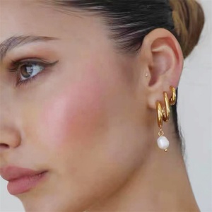 Pendientes de Aro con Perlas y Baño de Oro, Resistentes al Agua, Populares en Instagram - Product Image 4