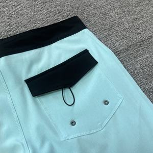 กางเกงขาสั้นกีฬาชายสำหรับฤดูร้อน กางเกงชายหาด ใช้ผ้าแห้งเร็ว ระบายอากาศได้ดี ผ้ายืดสแปนเด็กซ์ มีเชือกผูกเอว กระเป๋าซิป ทรงเข้ารูป - Product Image 5