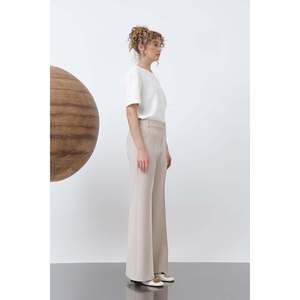 Pantalon décontracté côtelé beige Puane pour femme, coupe confortable et détails de coutures élégants pour un style au quotidien - Product Image 2