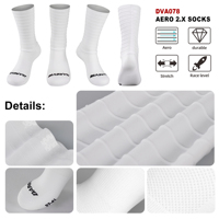 Chaussettes de cyclisme Darevie personnalisées blanches à haute élasticité, en tissu rayé aérodynamique, chaussettes de cyclisme extensibles sublimées
