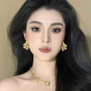 Boucles d'oreilles tendance européennes et américaines, plissées, en forme de fleur, plaquées or, avec diamants colorés, pour soirée, style luxe léger - Product Image 4