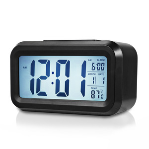 Horloge numérique LED multifonctionnelle carrée en plastique moderne avec affichage de la température et de l'humidité, alimentation USB, commande acoustique, pour bureau et cuisine - Product Image 1