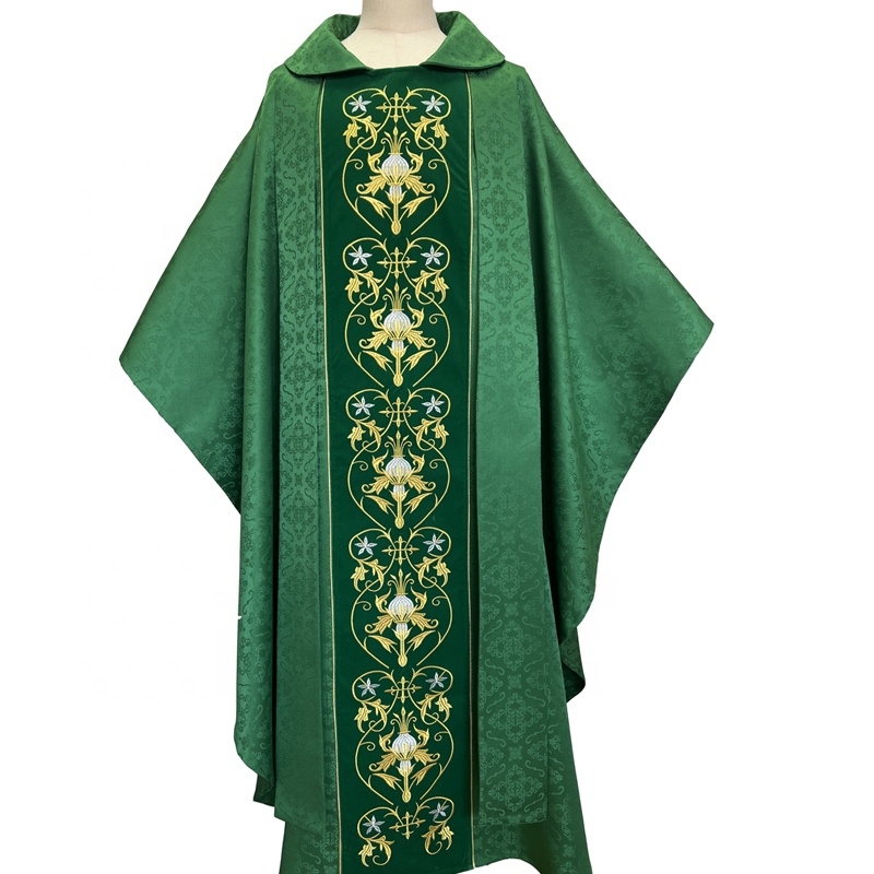 Зеленая жаккардовая ткань с золотой вышивкой chasuble