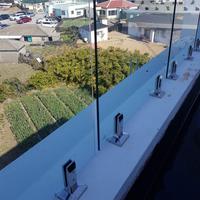Rampe en verre pour escalier moderne avec panneaux en verre trempé sans cadre et supports de base en acier inoxydable
