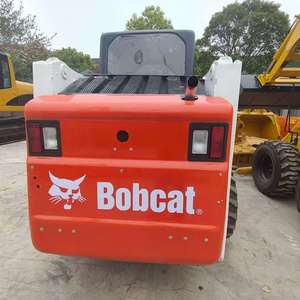 Chargeuse compacte Bobcat S160 d'origine américaine avec godet de terrassement d'une capacité de 0,33 m³ et un poids opérationnel de 2,7 tonnes, en bon état. - Product Image 2