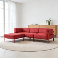 Canapé modulaire en forme de L à trois places, avec cadre en métal fin, revêtement en lin texturé fin couleur caramel, style moderne