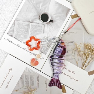 Porte-clés créatif en forme de poisson segmenté avec breloques étoile et cœur, pendentif de sac à dos et cordon de téléphone mignon style appât de pêche - Product Image 1