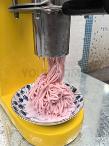 Máquina de Helados Eléctrica Comercial Roja, Blanca y Amarilla, en Oferta, a Buen Precio, para Hacer Espaguetis de Helado y Gelato - Product Image 3