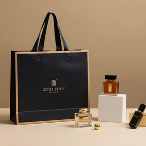 Sac cadeau en papier ivoire recyclé personnalisé en gros d'usine - Poignée en ruban, votre propre logo, luxe pour l'emballage de cosmétiques et de parfums - Product Image 1