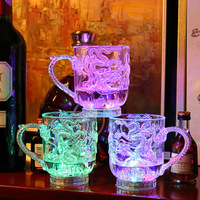 Tasse Dragon Lumineuse à Activation par Induction P.S. Tasse à motif de dragon de style nouveau, colorée et scintillante, en provenance de Chine
