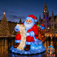 Lanterne géante artisanale en soie représentant Père Noël lisant la liste des cadeaux, pour la décoration de la place publique lors des festivals de Noël en plein air