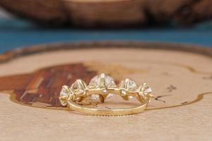 แหวนใส่ทำงานทรงกลม 2 ขา ดีไซน์หรูหราสำหรับผู้หญิง แหวนเพชร เครื่องประดับแฮนด์เมดเหนือกาลเวลา เพชรระยิบระยับ คลาสสิก - Product Image 6