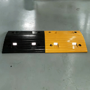 Rallentatore di velocità retrattile in gomma per impieghi gravosi, installazione rapida, 500x400x45 cm, per aree ad alto traffico - Soluzione di sicurezza - Product Image 1