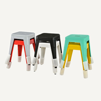 Tabouret industriel tout en métal bon marché au design de mode chaise de salle à manger colorée tabourets de bar hauts empilables