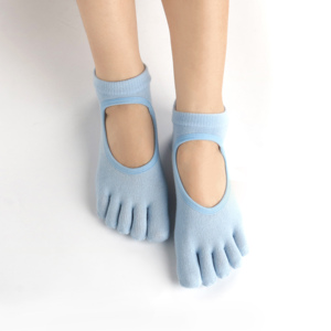 Chaussettes de yoga en coton à cinq doigts, tricotées plates, avec logo personnalisé, talon <span class=keywords><strong>creux</strong></span>, antidérapantes, <span class=keywords><strong>pour</strong></span> studio de fitness, violet et bleu - Product Image 3