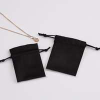 Pochette en velours avec cordon de serrage pour parfum, emballage anti-poussière, impression de logo personnalisée disponible, petits colliers et bagues blancs