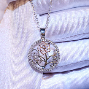 Collana con Ciondolo a Forma di Rosa, Design Rotondo Elegante e Minimalista, Gioiello da Indossare Ogni Giorno per Donne - Product Image 2