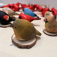 Sculpture sur bois : Petit oiseau cardinal du Nord mignon, objet décoratif, cadeau d'anniversaire, entièrement sculpté à la main, nouveau style artisanal